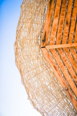 Deniz kenarına basamakları olan güzel bir havuz.