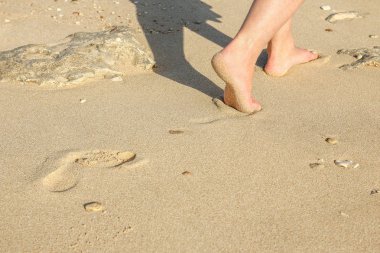 Deniz doğa arka plan üzerinde ayakları ile güzel izleri