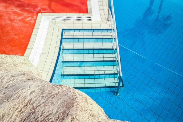 Belle piscine avec marches près de la mer sur fond de nature — Photo