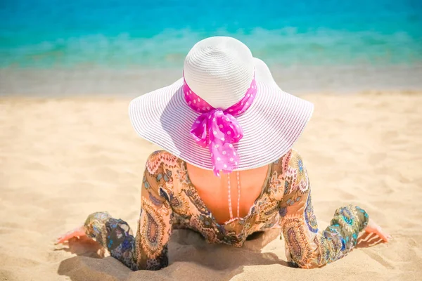 Beautiful pregnant girl in hat at sea background — Stock Photo, Image
