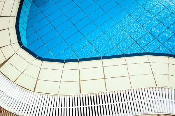 Bella piscina vicino al mare sullo sfondo della natura — Foto Stock