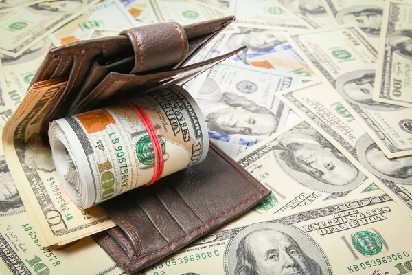 Dinheiro dólares em bolsa no fundo do dinheiro — Fotografia de Stock