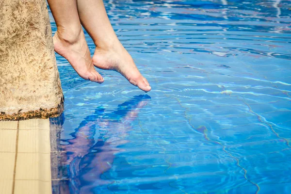 Deniz backgro üzerinde bir yüzme havuzu yakınında bir kızın güzel bacaklar — Stok fotoğraf
