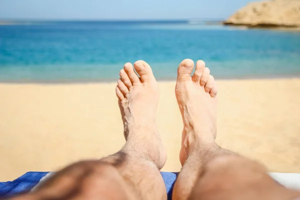 Belos traços com os pés no fundo da natureza do mar — Fotografia de Stock