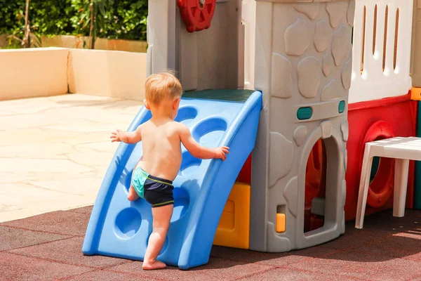 Gelukkig kind speelt op een speeltuin aan zee — Stockfoto