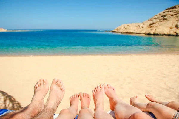 Hermosas huellas con los pies en el fondo de la naturaleza marina —  Fotos de Stock