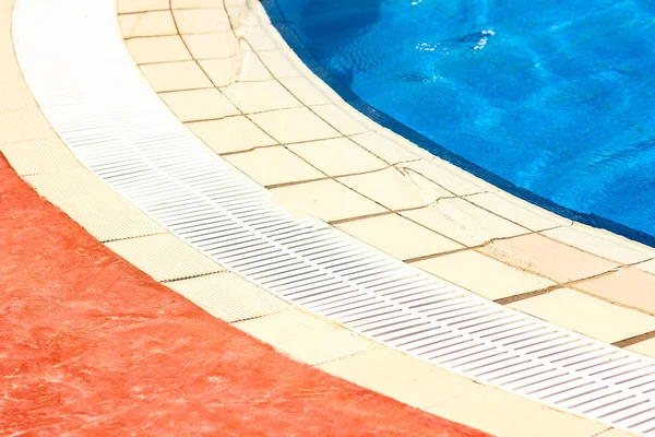 Hermosa piscina cerca del mar sobre fondo de la naturaleza — Foto de Stock