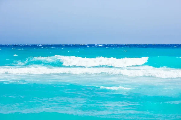 Bela praia com ondas na natureza do fundo — Fotografia de Stock