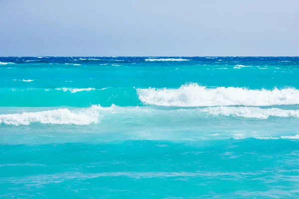 Belle plage avec des vagues dans la nature du fond — Photo