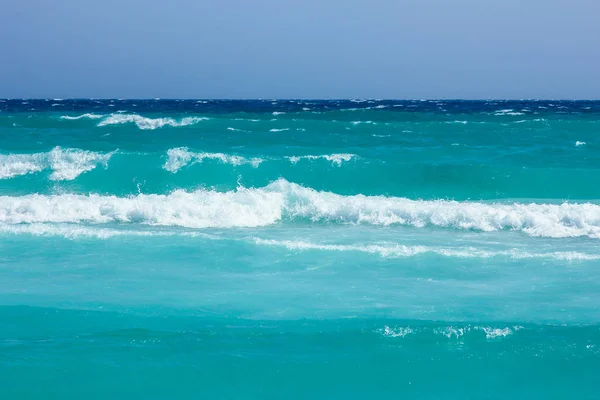 Beautiful beach with waves in the nature of the background — Stock Photo, Image