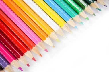 Beyaz arkaplan üzerine çizim için renkli kalemler