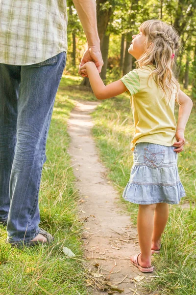 The parent holding the child's hand with a happy background — Stock Photo, Image