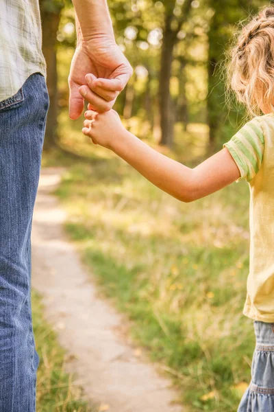 The parent holding the child's hand with a happy background — Stock Photo, Image