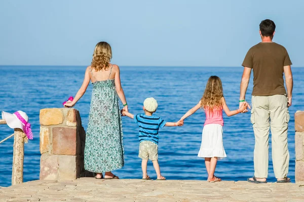 Glückliche Eltern mit Kindern, die auf dem Meeresgrund spielen — Stockfoto