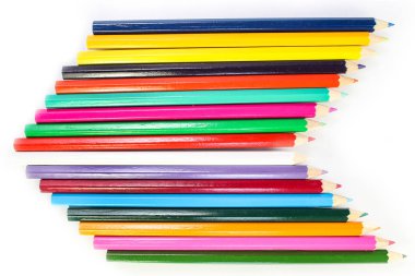 Beyaz arkaplan üzerine çizim için renkli kalemler