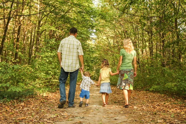 Glad ung familj i naturen — Stockfoto