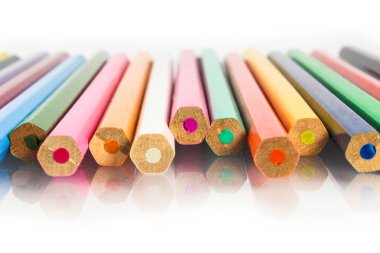 Beyaz arkaplan üzerine çizim için renkli kalemler