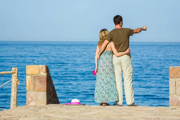 Beautiful happy couple on nature sea background — Stock Photo, Image