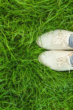 Doğanın parkında çimlerin üzerinde güzel bacaklar