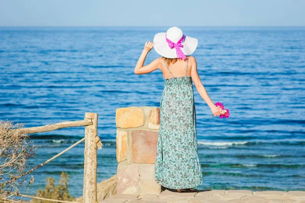 美丽的怀孕女孩在帽子在海上背景 — 图库照片