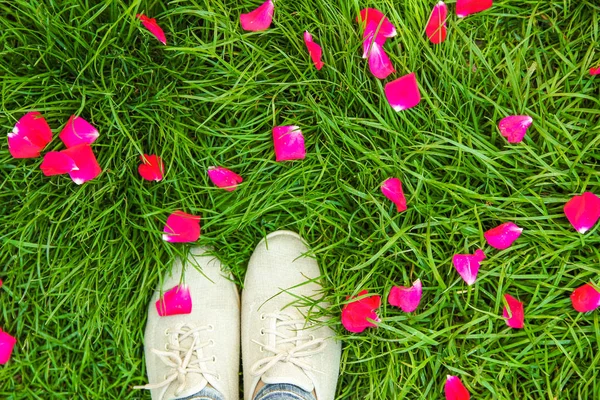 Belles jambes sur l'herbe dans un parc sur la nature — Photo