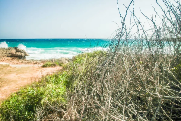 Hermosa playa con olas en la naturaleza del fondo — Foto de Stock