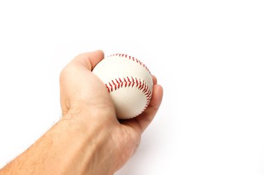 Beyaz arka planda bir beysbol topunun ellerinde güzel.