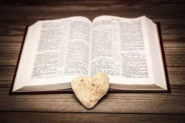 圣经和爱的日子 — 图库照片