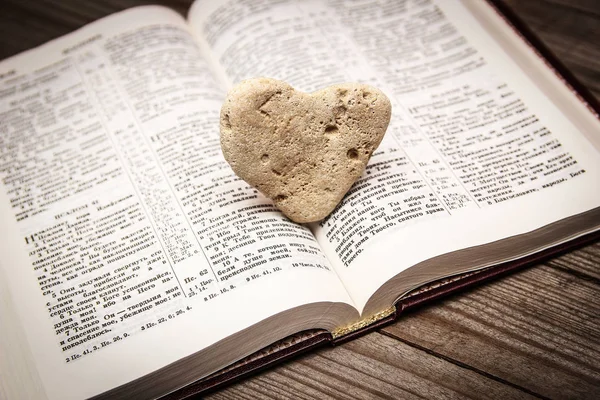 Βίβλος και μέρα στην αγάπη — Φωτογραφία Αρχείου