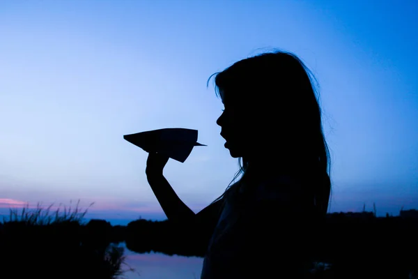 Gelukkig kind het houden van flightnumber silhouet op de natuur in de par — Stockfoto