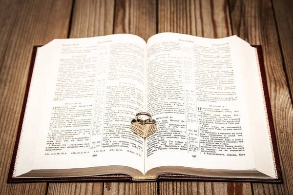 La Biblia y el día en amor — Foto de Stock