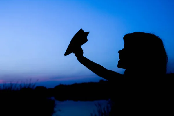 Счастливый ребенок, держащий в руках силуэт летающего числа на природе — стоковое фото