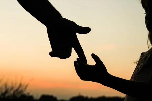 Felice padre genitore con bambino silhouette mano al tramonto in natur — Foto Stock