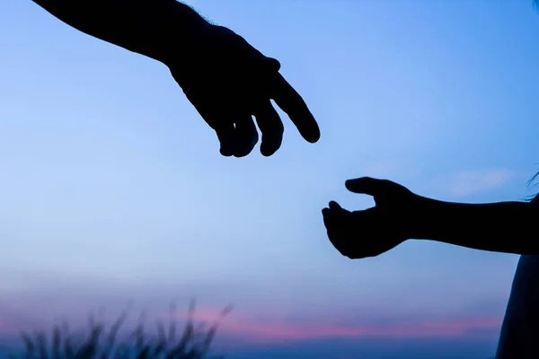 Felice padre genitore con bambino silhouette mano al tramonto in natur — Foto Stock