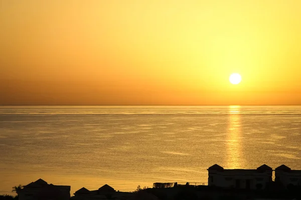 Beau coucher de soleil précoce sur le fond de la mer — Photo