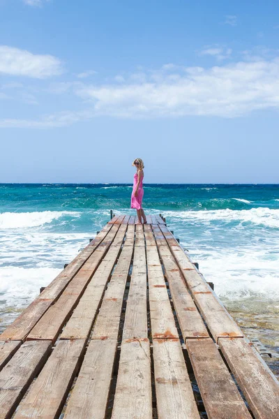 海岸の桟橋にいる美しい少女 — ストック写真