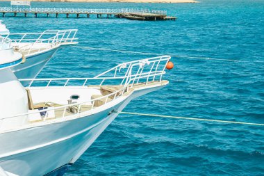 Deniz arka planda şık güzel gemi yat