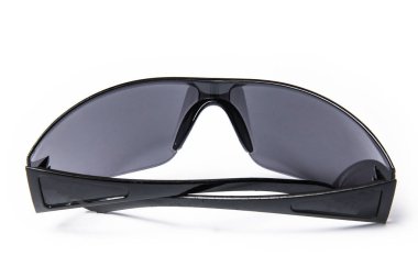 Beyaz arkaplanda şık güneş gözlükleri