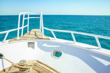 Deniz arka planda şık güzel gemi yat