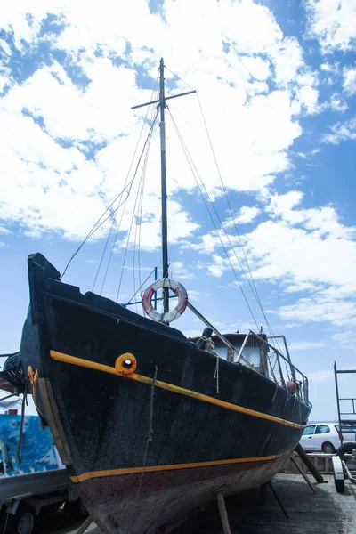 Molo z łodzi i jachtów na charakter brzegu morza — Zdjęcie stockowe