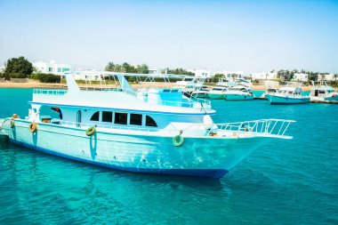 Deniz arka planda şık güzel gemi yat