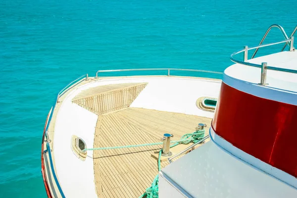 Стильно красивая яхта на морском фоне — стоковое фото