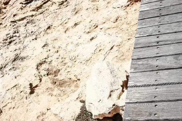 Bellissimo sfondo in legno e sabbia sulla riva del mare — Foto Stock
