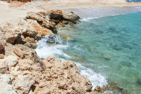 Beautiful beach with waves in the nature of the background — Stock Photo, Image