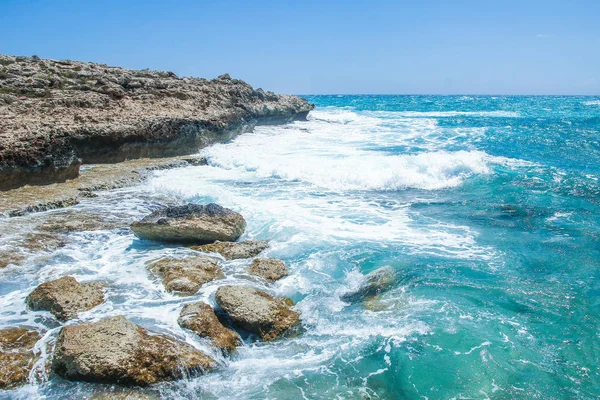 Belle plage avec des vagues dans la nature du fond — Photo