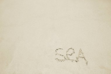 Deniz kıyısı arkaplanının yakınındaki kumda güzel çizimler