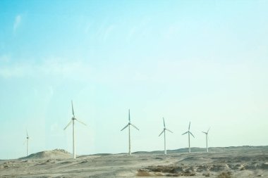 Çöl arka planda şık pratik yel değirmenleri