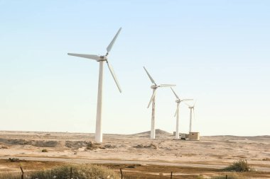 Çöl arka planda şık pratik yel değirmenleri