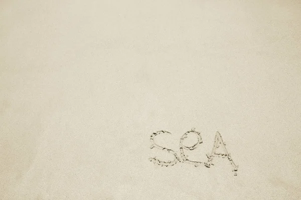 Belo desenho na areia perto do fundo da costa do mar — Fotografia de Stock