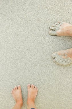 Kumun üzerinde güzel bacaklar Deniz kenarında doğa arka planında